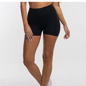 Echt force scrunch shorts